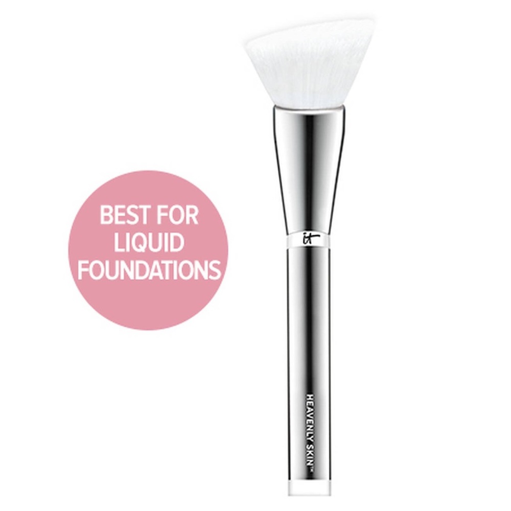 It Cosmetics Heavenly Skin Skin-Smoothing Complexion Brush #704